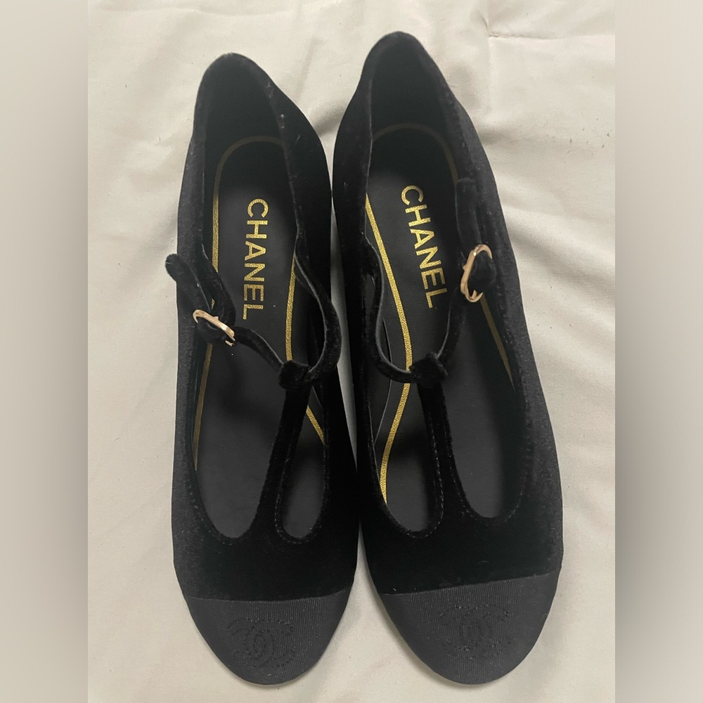 Black “Chanel” flats